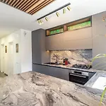 Urban Plaza Mountain View Luxury Retreat