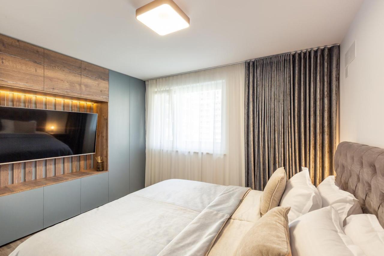 Urban Plaza Mountain View Luxury Retreat